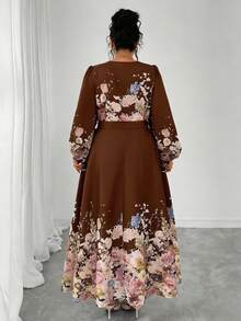 Modelyn 大码女士优雅印花交叉领灯笼袖系带连衣裙，适合春秋季穿着 - 棕色 - 查看 2