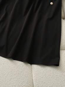 GlowEve CURVE 大码春夏优雅休闲圆领无袖连衣裙，饰有金色纽扣，A字裙摆。简约时尚的黑色中长款女装，通勤必备。适合春季、夏季穿着，优雅百搭，休闲百搭，夏季度假必备，黑色连衣裙，婚礼宾客礼服，海滩度假礼服，商务女装。优雅女装，职业装，黑色女装，女士正式礼服，经典连衣裙，男士经典连衣裙。 - 黑色 - 查看 9