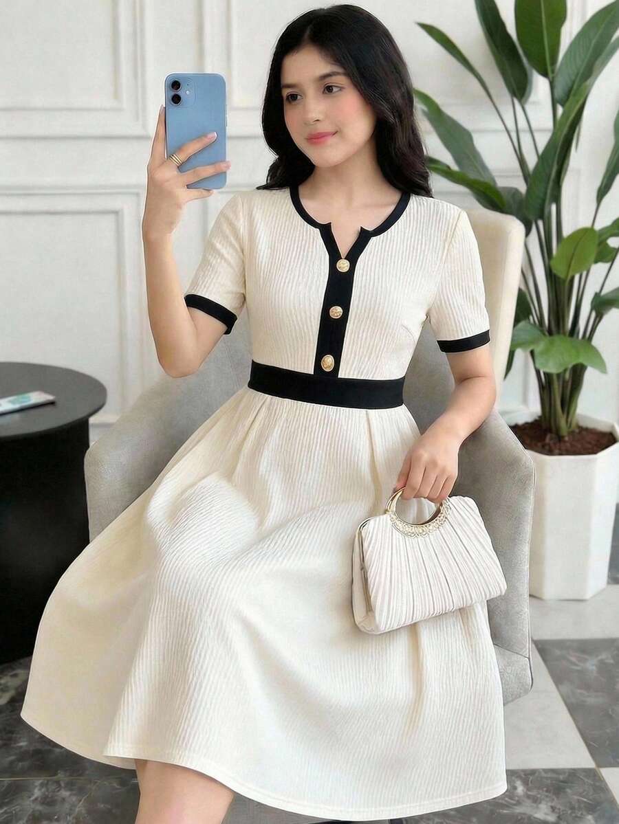 SHEIN Abito elegante per ragazze adolescenti, in maglia color albicocca, con texture jacquard, dettagli a contrasto in vita, bottoni metallici e linea ad A - Albicocca - Visualizzare 1