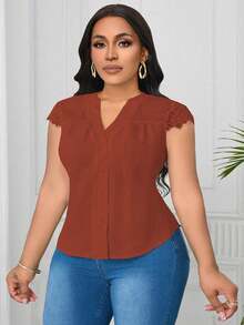SHEIN Clasi Blusa de tela texturizada con cuello en V y encaje en contraste para tallas grandes - Color caoba - Ver 5