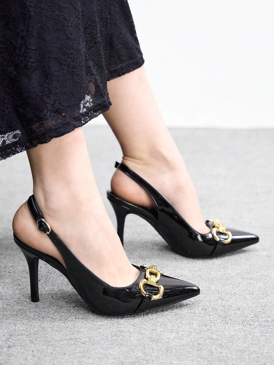 CUCCOO BIZCHIC 漆皮金屬扣細高跟後扣涼鞋,法式優雅輕熟性感風,復古高級感,金屬扣裝飾增添精緻,適合追求優雅的女性,可搭配洋裝出席約會、派對,或搭配西裝通勤職場,日常逛街與下午茶穿著也十分吸睛,春夏鞋款 - 黑色 - 查看 1