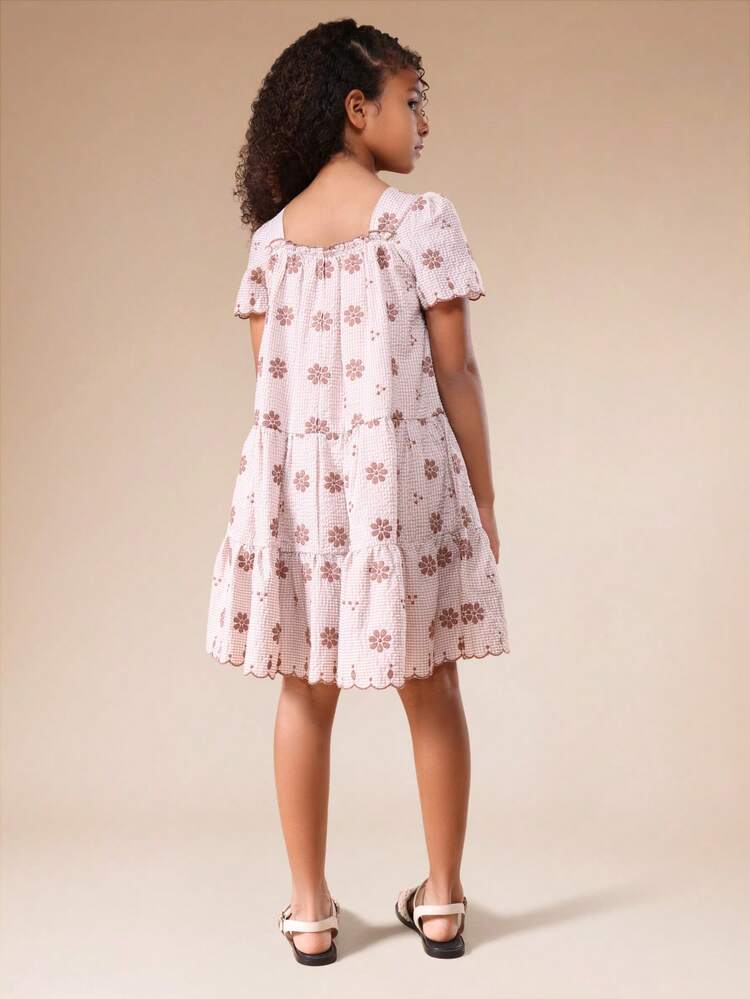 Schulterfreies, gestuftes Blumenkleid mit Puffärmeln