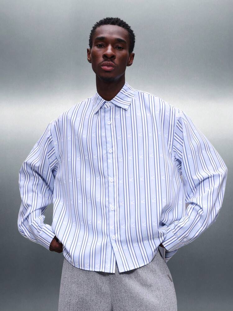 PLAYBOY X SUMWON Gestreiftes Button-Down-Hemd in regulärer Passform