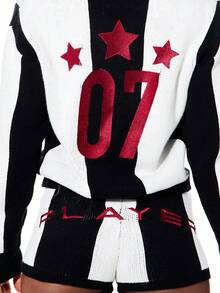 SUMWON WOMEN 条纹针织翻领足球毛衣，绣有球员号码和星星图案，长袖短款上衣 - 黑與白 - 查看 7