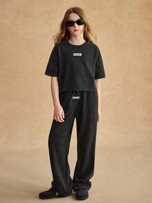 SHEIN مجموعة قميص وبنطلون فضفاض قصير كاجوال لفتيات المراهقات ATHLOW، مزينة بملصق منسوج - رمادي غامق - مشاهدة 1