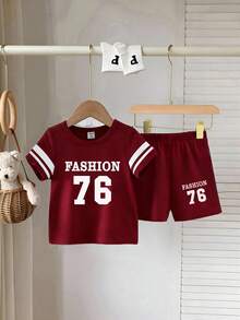 SHEIN Playful Pals 男婴夏季套装，圆领字母数字印花上衣，白色条纹袖口，搭配纯色短裤，简约运动休闲风，非常适合日常穿着。 - 酒紅色 - 查看 4