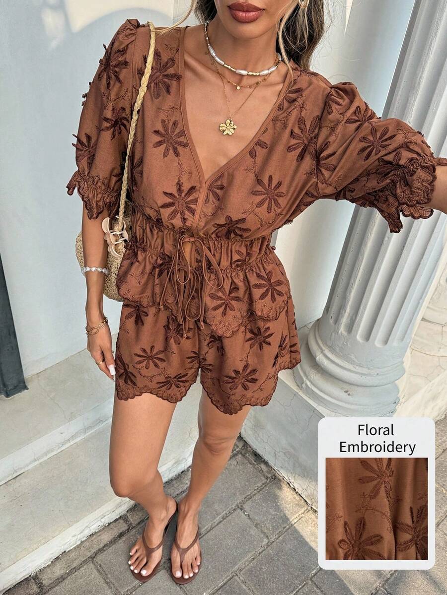 SHEIN Frenchy 女士V领花卉刺绣图案腰带褶皱不对称下摆短袖上衣和短裤休闲通勤套装 - 咖啡棕 - 查看 1
