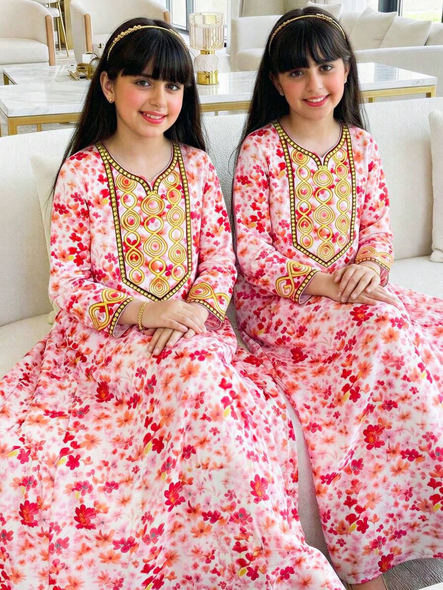 Đầm kiểu Trung Đông mùa xuân/hè cho bé gái, họa tiết hoa hồng trên nền trắng mềm mại, cổ áo thêu họa tiết hình học màu vàng, tay dài viền tinh tế, dáng suông dài phù hợp với phong cách Trung Đông. - Nhiều màu - Xem 1