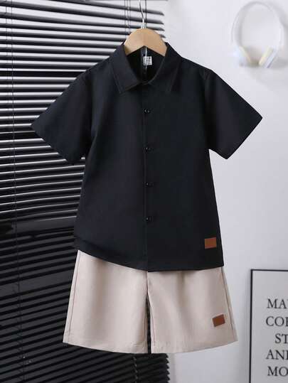 SHEIN Bộ quần áo 2 món cho bé trai, kiểu dáng lịch lãm gồm áo sơ mi cổ bẻ và quần short, thích hợp mặc hàng ngày, đi học, đi chơi, ăn uống, đi nghỉ mát, dự tiệc và các dịp khác, mùa hè.