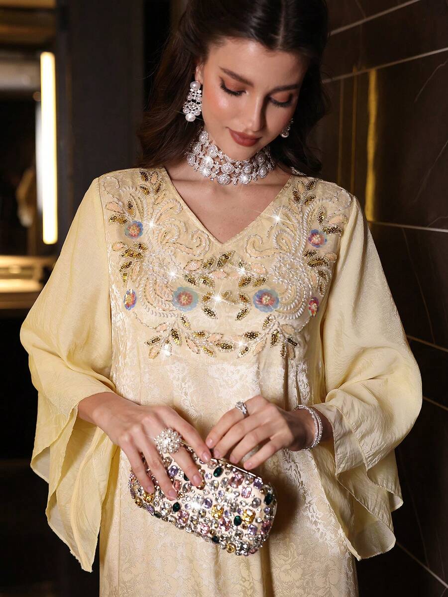 Đầm kiểu Ả Rập thanh lịch với tay áo xếp tầng hai lớp và cổ áo đính hạt, thích hợp cho mùa xuân/hè.