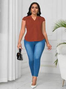 SHEIN Clasi Blusa de tela texturizada con cuello en V y encaje en contraste para tallas grandes - Color caoba - Ver 3