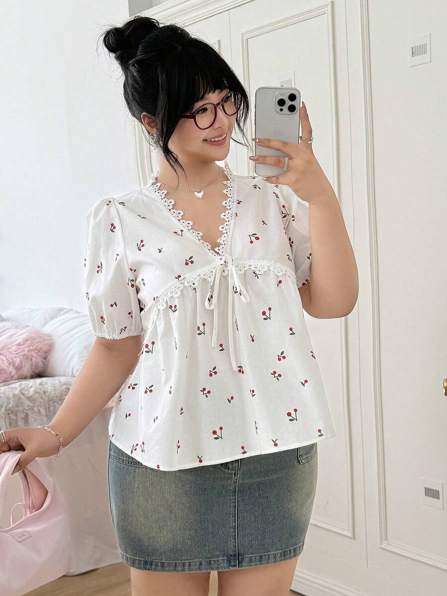 CovetEZ Áo sơ mi tay phồng phối ren tương phản, họa tiết quả anh đào, cỡ lớn, kiểu dáng thường ngày, hàng mới về, áo kiểu cho nữ mùa hè, áo kiểu nữ thường ngày, áo kiểu thanh lịch. - trắng - Xem 1
