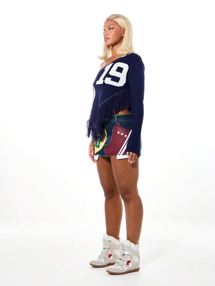 SUMWON Maglione asimmetrico con grafica del numero diciannove, stile maglia sportiva varsity, con spalla scoperta e frange, in maglia blu navy