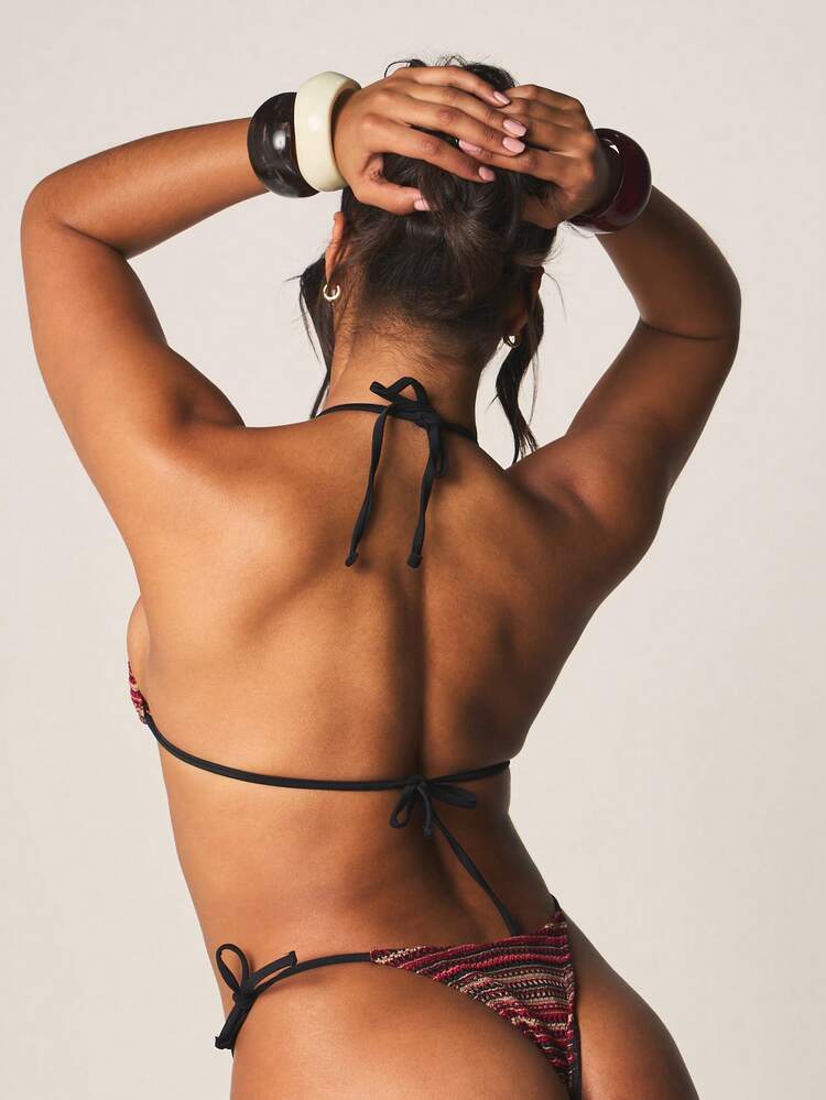 MISSGUIDED Conjunto de bikini de ganchillo con parte superior triangular, Bottom de tiras, detalle de cuello halter con lazo, patrón de rayas, traje de baño de dos piezas para vacaciones de verano, estilo bohemio