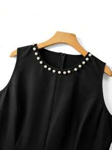 GlowEve CURVE 大码女装两件套：优雅黑色撞色珍珠串珠饰边V领长袖开衫外套和圆领珍珠装饰长裙，适合秋冬季休闲、工作和派对场合。 - 黑與白 - 查看 5