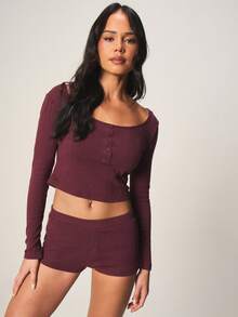 MISSGUIDED 酒红色罗纹纽扣长袖露脐上衣和配套短裤两件套，适合秋冬季居家休闲穿着。 - 紅木色 - 查看 1