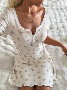 CottageSlumber Camisón de manga corta con cuello cuadrado de encaje con parches, abotonado, con estampado floral diminuto y textura acanalada - Multicolor - Ver 6