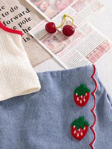 Genkimix Kids 两件套女童夏季新款杏色纹理针织面料领口拼接草莓3D装饰背心上衣和牛仔短裙，裙摆荷叶边草莓刺绣复古可爱套装 - 紅色 - 查看 7