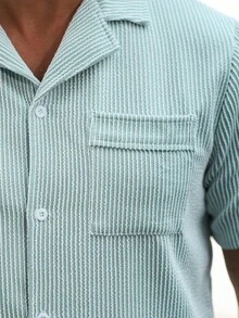 Manfinity CasualCool Áo sơ mi nam tay ngắn dáng rộng, chất liệu vải dệt họa tiết, thích hợp cho các buổi đi chơi, món quà tuyệt vời cho gia đình và bạn bè. Áo sơ mi nam màu ngọc lam, áo sơ mi nam dự tiệc, áo sơ mi nam tay ngắn, phong cách cổ điển, thích hợp cho sinh hoạt hàng ngày, các chuyến đi cuối tuần, hoạt động ngoài trời, du lịch, môi trường làm việc thoải mái hoặc các dịp bán trang trọng, quà tặng cho bạn trai/chồng, quà kỷ niệm/sinh nhật, tiệc tùng, kỳ nghỉ hè, đám cưới, từ xuân sang hè, lễ hội Mardi Gras. Áo sơ mi nam tay ngắn xếp ly thời trang, áo sơ mi cài nút cổ cho mùa hè. - màu xanh lá - Xem 5