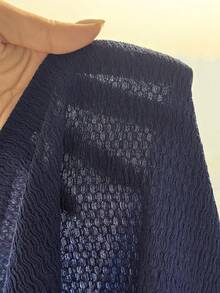SHEIN Áo trễ vai xếp ly màu xanh hải quân cho bé gái tuổi teen, thiết kế không tay xếp ly có họa tiết, chất liệu mềm mại, phù hợp cho mùa hè, kiểu trễ vai + chất liệu có họa tiết độc đáo phù hợp cho trang phục thường ngày, không bó sát, dễ phối đồ và tạo nên vẻ ngoài nữ tính dịu dàng. - Xanh đậm - Xem 7