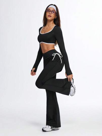 Eassivo Bộ đồ thể thao nữ gồm áo crop top cổ tròn viền tương phản và quần ống loe, thích hợp cho yoga.