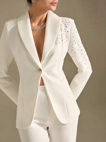 CLARA VERO 这款镶钻白色套装包含一件修身外套，饰有水钻和宝石细节，臀部宽松，金色双扣设计，搭配一条阔腿长裤，是优雅活动或晚宴的完美之选。套装采用厚实的双层白色面料，配有全衬里，版型挺括有型。 - 白色 - 查看 4