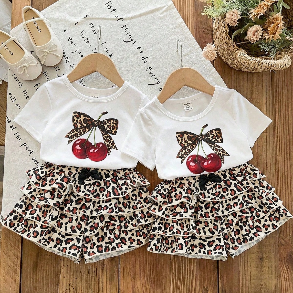 Conjunto de 2 piezas para niña: Camiseta de punto de unicolor con estampado de cerezas y shorts de tejido con estampado de leopardo