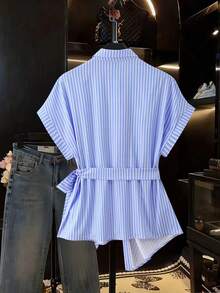 SHEIN Franclia 女士法式条纹领衬衫，夏季女士撞色条纹荷叶边短袖衬衫上衣，女士衬衫，女士条纹上衣，女士办公室商务装，女士系带腰身蓝白条纹短袖衬衫，新款女士高端质感衬衫，女士短袖不对称下摆荷叶边领衬衫上衣。蓝色条纹衬衫沙滩衬衫，女士蓝白衬衫短套装，女士度假蓝白条纹衬衫沙滩衬衫，女士夏季衬衫，女士度假蓝色条纹上衣，夏季度假衬衫，女士上衣和衬衫，女士条纹裹身衬衫，女士夏季衬衫，女士夏季度假服装，女士衬衫，女士休闲沙滩装，女士度假装 - 藍色 - 查看 2