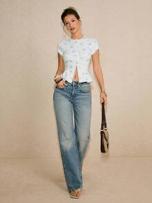 Poéselle 女士针织花卉纽扣前襟蕾丝边饰褶边短款T恤 – 复古风短袖露脐上衣，适合夏季穿着，尽显妩媚风情。这款纽扣前襟露脐上衣采用花卉图案，饰有蕾丝边，褶边设计，打造出俏皮的Y2K风格，是夏季田园风的理想之选。它既是印花T恤，又是蕾丝边饰，修身休闲短袖T恤，适合各种场合。此外，它也是女士休闲衬衫、假日装扮、度假装扮、夏季上衣、褶边上衣、纽扣前襟上衣、印花上衣、短袖上衣等各种风格的时尚单品。这款可爱上衣、褶边上衣和西部牛仔风格的婴儿上衣，同样适合日常穿着。 - 彩色 - 查看 6