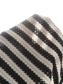 SHEIN 2件套少女针织条纹不对称肩部印花休闲T恤和打底裤套装 - 黑與白 - 查看 7