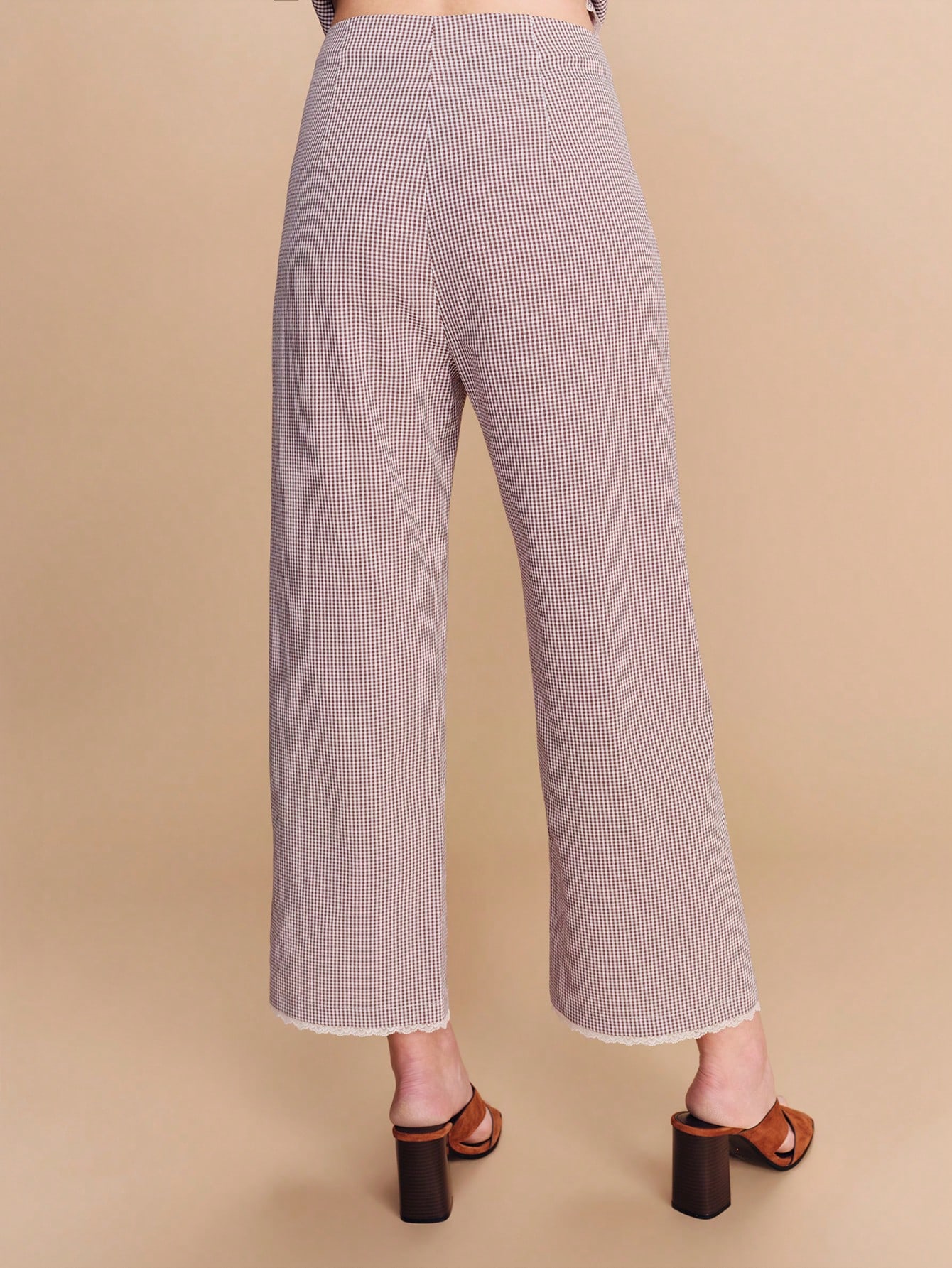 Calça Reta com Detalhes de Renda na Barra em Tecido Xadrez