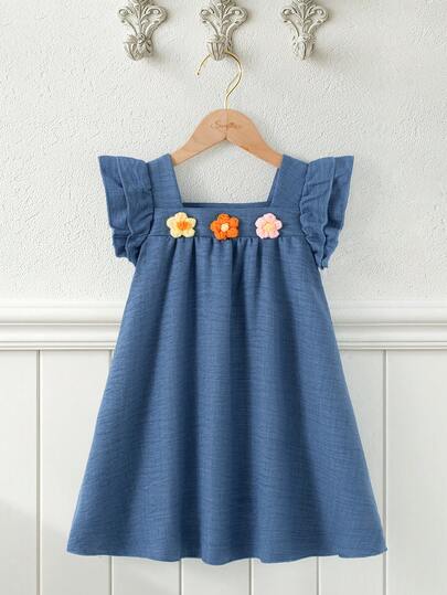 Souflis Souflis Robe ample à ligne A avec col carré, manches à volants et décor floral, rayures bleues et blanches. Convient pour une utilisation décontractée, à la plage, en vacances, en été.