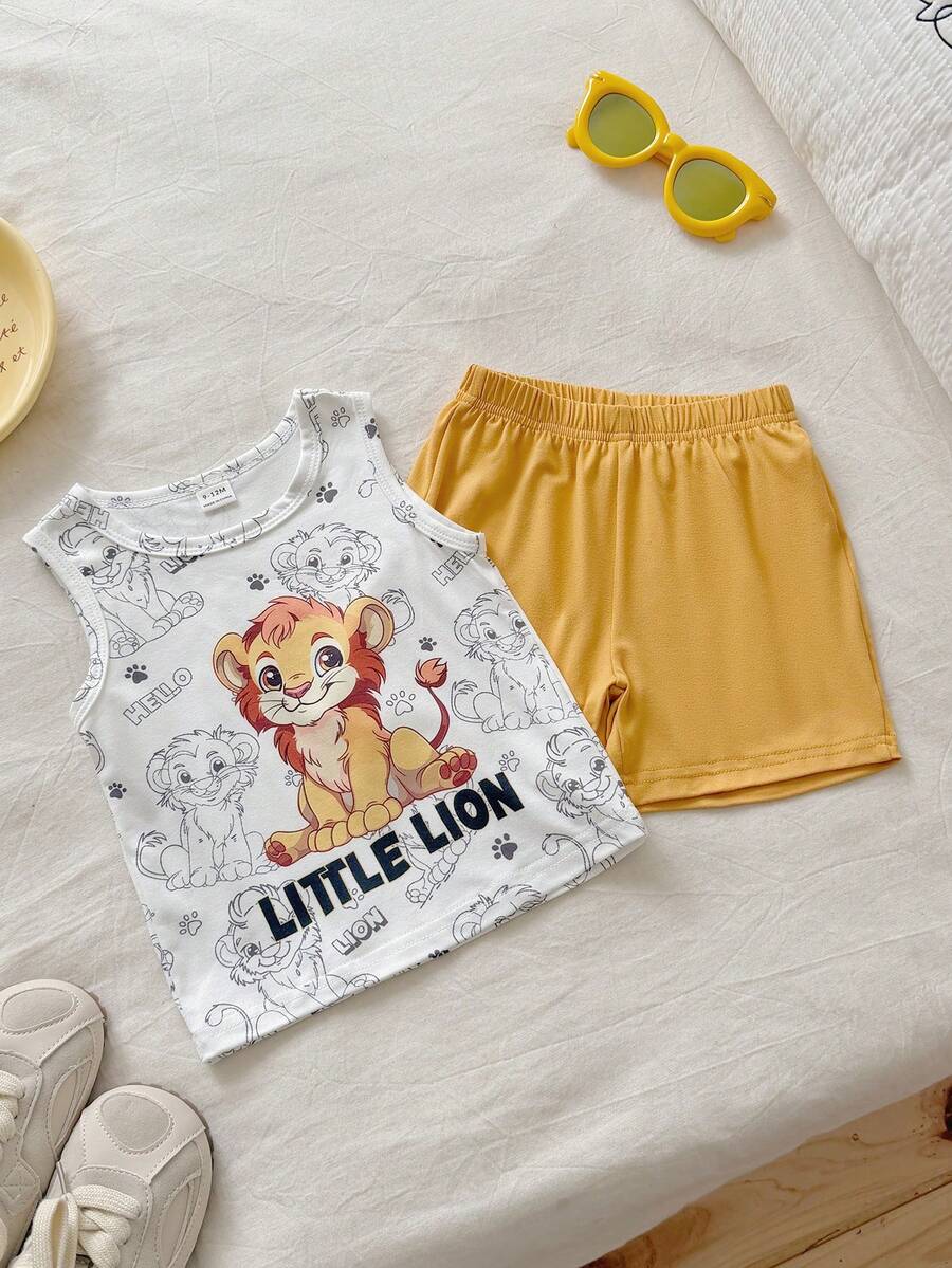 SHEIN Bộ đồ hai mảnh mùa hè cho bé trai gồm áo không tay cổ tròn in hình sư tử hoạt hình và quần short màu vàng, dễ thương, năng động và đáng yêu với các chi tiết tinh tế. Được làm từ vải dệt kim và có kiểu dáng rộng rãi, phù hợp cho nhiều dịp khác nhau như khám phá ngoài trời, tập thể dục, mặc ở nhà, đi sở thú, đến trường học và tham dự các bữa tiệc. - Màu vàng - Xem 1