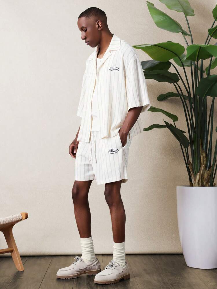 Ensemble chemise rayée et short à demi-boutonnage sur le devant