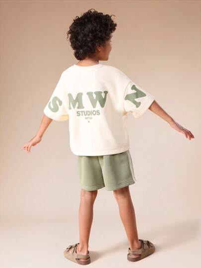 SUMWON Conjunto de camiseta oversize y pantalones cortos para niños con estampado del logo del estudio, de manga corta, cuello redondo, casual para verano y vacaciones