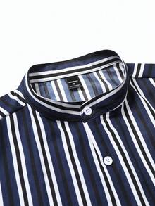 Manfinity RSRT Áo sơ mi nam mùa hè, kiểu dáng thường ngày, phối màu, kẻ sọc, cổ polo, tay ngắn, thích hợp cho kỳ nghỉ và đi làm, áo sơ mi nam đi biển, áo sơ mi cài nút màu xanh đen trắng, áo sơ mi nam mùa hè, áo sơ mi kẻ sọc nam, áo sơ mi cài nút mùa hè cho nam, phong cách cổ điển, thích hợp cho mặc hàng ngày, những chuyến đi cuối tuần, hoạt động ngoài trời, du lịch, môi trường làm việc thoải mái hoặc những dịp bán trang trọng, quà tặng cho bạn trai/chồng, quà kỷ niệm/sinh nhật, tiệc tùng, kỳ nghỉ hè, trang phục đi biển, đám cưới kiểu Hawaii, từ xuân đến hè. - Màu xanh lam - Xem 4