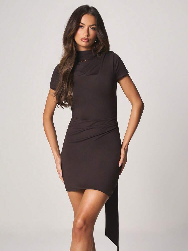MISSGUIDED Vestido mini fruncido con detalle de corbata de bufanda en el cuello, manga corta, ajustado, negro, para fiesta de noche
