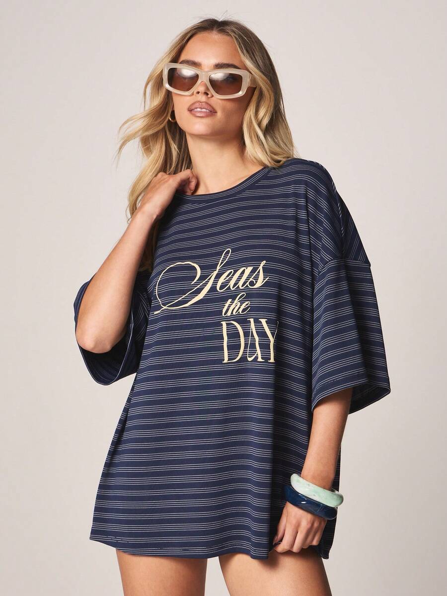 MISSGUIDED Camiseta de manga corta con estampado gráfico y rayas horizontales, estilo túnica de corte holgado, casual y relajado para el verano y la playa - Blanco - Ver 1