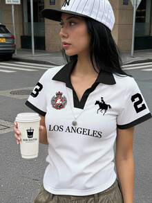 少女白色 Polo 衫，复古风格 #23 图案，马术少女印花，修身剪裁，舒适休闲，适合春夏穿着，黑白撞色设计，洛杉矶 Polo 经典款，四季皆宜。 - 白色 - 查看 2