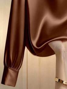 Franclia 女士香槟色优雅V领珍珠装饰长袖衬衫，缎面面料，适合通勤和日常优雅穿着 - 棕色 - 查看 4