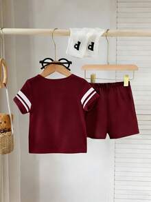 SHEIN Playful Pals 男婴夏季套装，圆领字母数字印花上衣，白色条纹袖口，搭配纯色短裤，简约运动休闲风，非常适合日常穿着。 - 酒紅色 - 查看 2