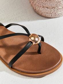 SHUZIA #极简魅力 女士圆头宽楦加厚鞋垫金属球装饰趾柱踝带高级纯素皮革咖啡色平底凉鞋 – 时尚、简洁、舒适 - 黑色 - 查看 7