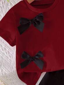 SHEIN Genkimix Kids 2件套 女童休闲甜美日常圆领短袖露脐T恤，带3D蝴蝶结装饰和松紧腰短裤 - 酒紅色 - 查看 3
