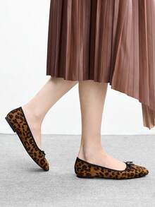 CUCCOO BIZCHIC أحذية بالية ذات كعب منخفض بتصميم فرنسي مربع الأصبع، مصنوعة من قماش مخمل مطبوع بنمط نمر بني وزخرفة فيونكة بسيطة وجميلة، مناسبة للارتداء في جميع الفصول وللتنقل اليومي وحفلات عيد الحب وغيرها من المناسبات - ليوبارد براون - مشاهدة 7