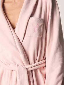 Missguided x Playboy 蓬松柔软的羊毛绒浴袍，配有系带和披肩领，让您在家享受舒适休闲时光 - 粉色 - 查看 5