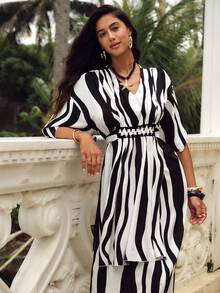 Swim Vcay V领连衣裙，黑白条纹印花，钩编工艺，适合春夏度假穿着 - 黑與白 - 查看 3