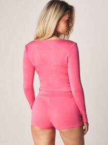 Missguided x Playboy Bộ đồ ngủ gồm áo croptop cổ tim và quần short cùng màu in hình logo thỏ, thích hợp cho giấc ngủ thoải mái tại nhà. - Hồng - Xem 3