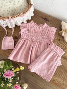 SHEIN 3件套/女婴可爱时尚粉色纹理梭织面料上衣，胸前饰有褶皱荷叶袖，搭配短裤和小包，三件套组合，夏季完美之选 - 粉色 - 查看 3