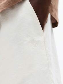 SUMWON 男士常规版型亚麻质感短裤，带刺绣细节，休闲夏季抽绳腰带，中长款，透气舒适，适合海滩度假穿着 - 杏色 - 查看 5