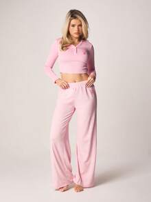 Missguided x Playboy 柔软罗纹亨利领上衣和阔腿裤睡衣套装，正面纽扣设计，松紧腰带，舒适透气，适合居家穿着。 - 粉色 - 查看 1